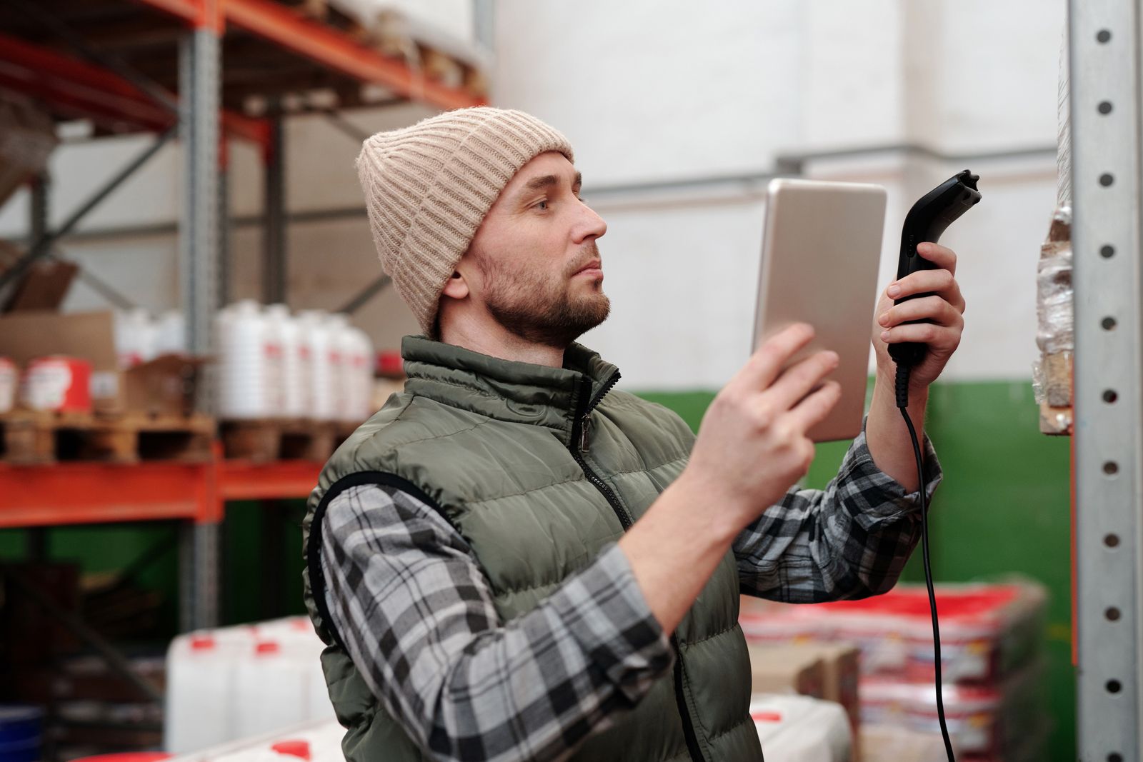 Baker scanning a serialized tag on a tray of
                    bread at handover between production and the
                    warehouse